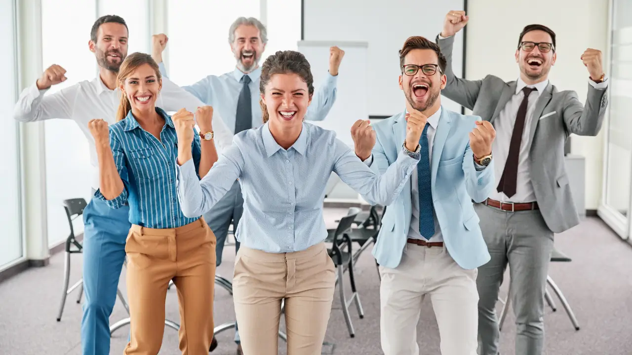 Pessoas felizes em ambiente profissional