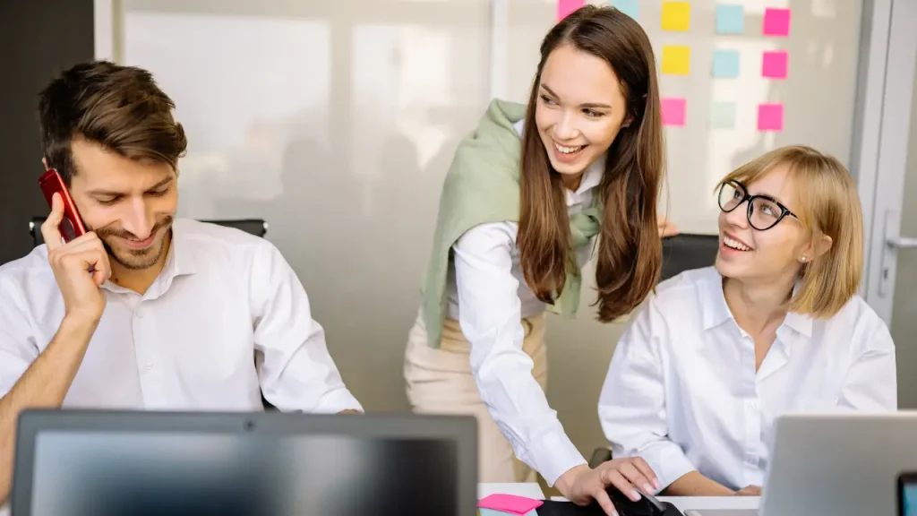 Pessoas felizes em ambiente profissional