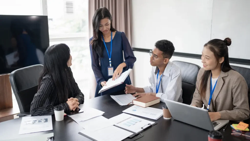 Equipe trabalhando e pregando liderança do futuro