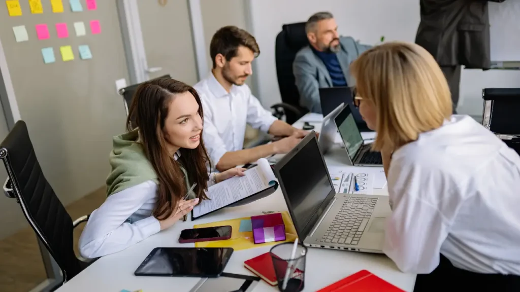 Mulheres conversando sobre psicologia organizacional
