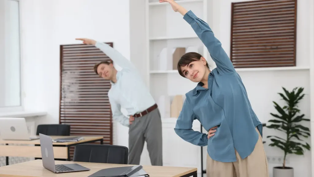 Colegas de trabalho utilizando a sala de descompressão.