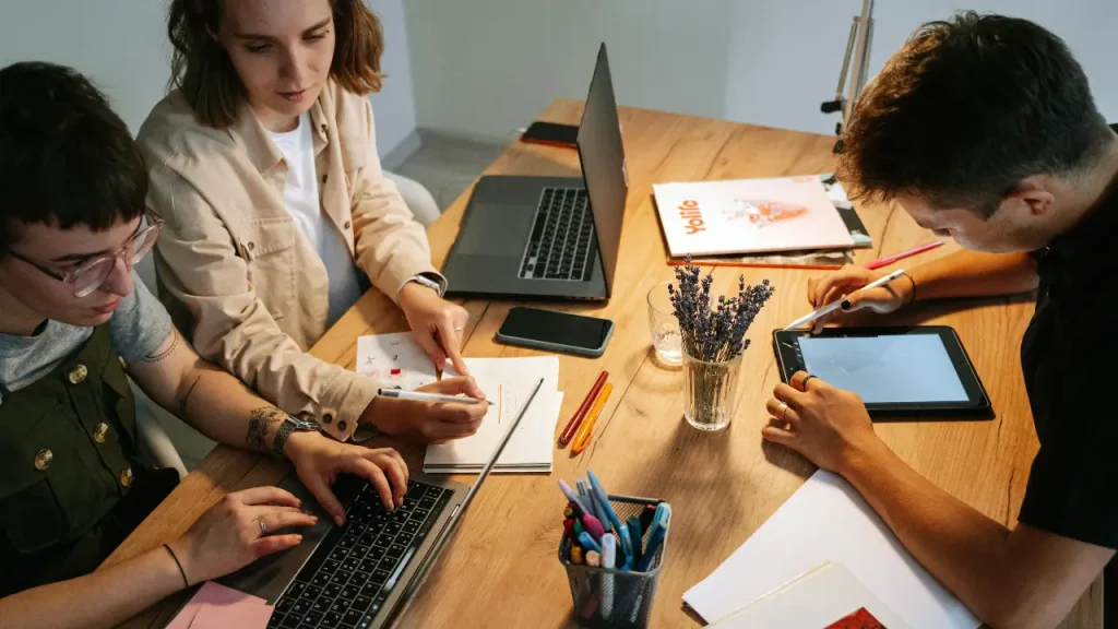 Equipe trabalhando promovendo bem estar no trabalho
