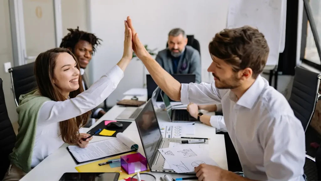 Homem e mulher comemorando boa liderança do futuro