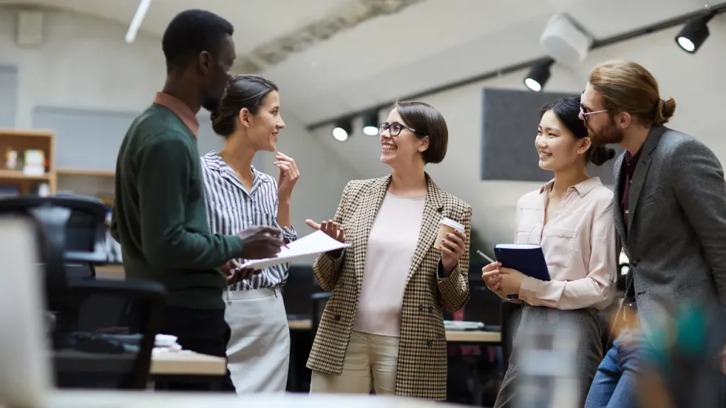 Colegas de trabalho conversando e rindo