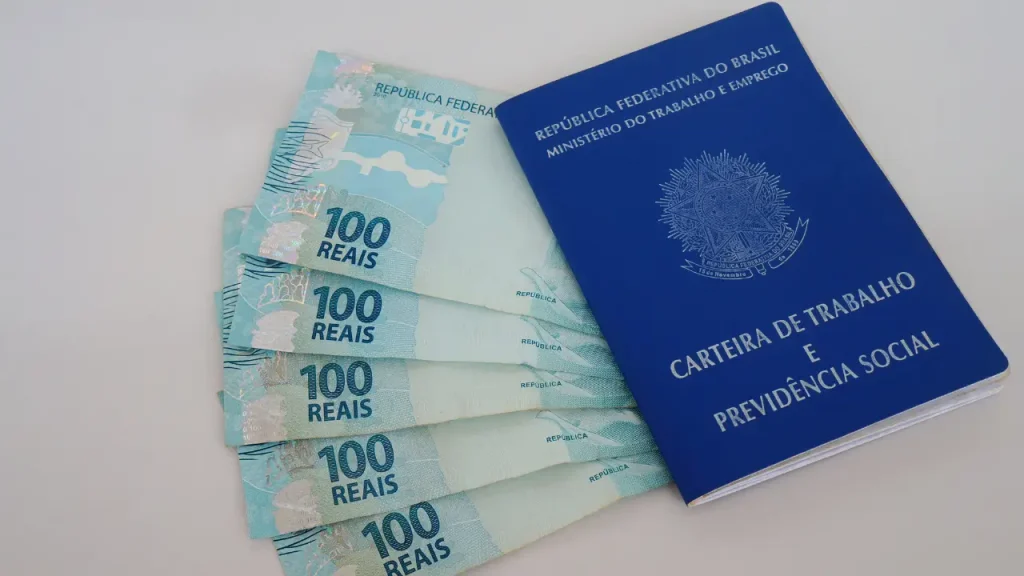Carteira de trabalho com antecipação de salário
