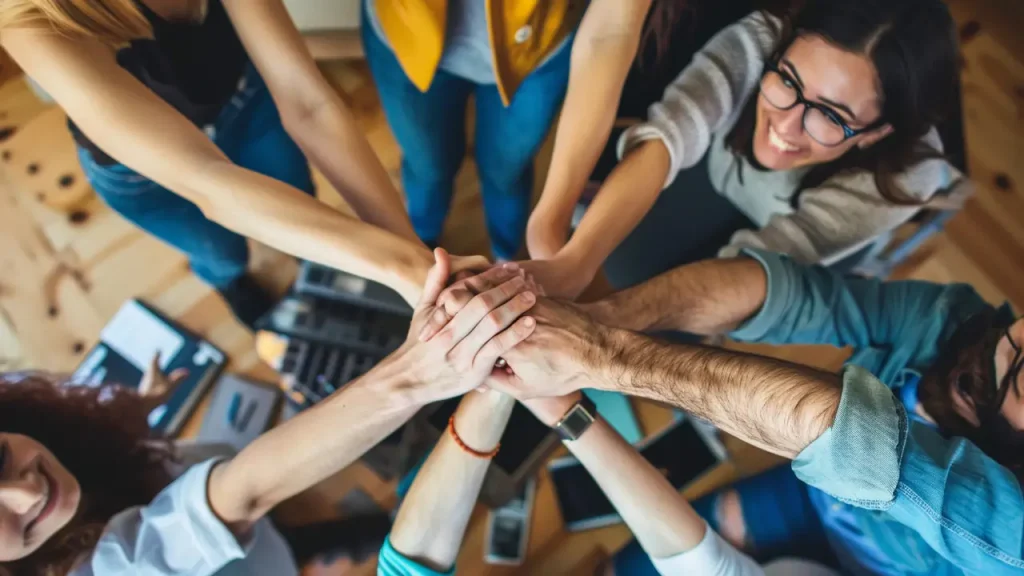 Equipe reunida demonstrando engajamento de equipe
