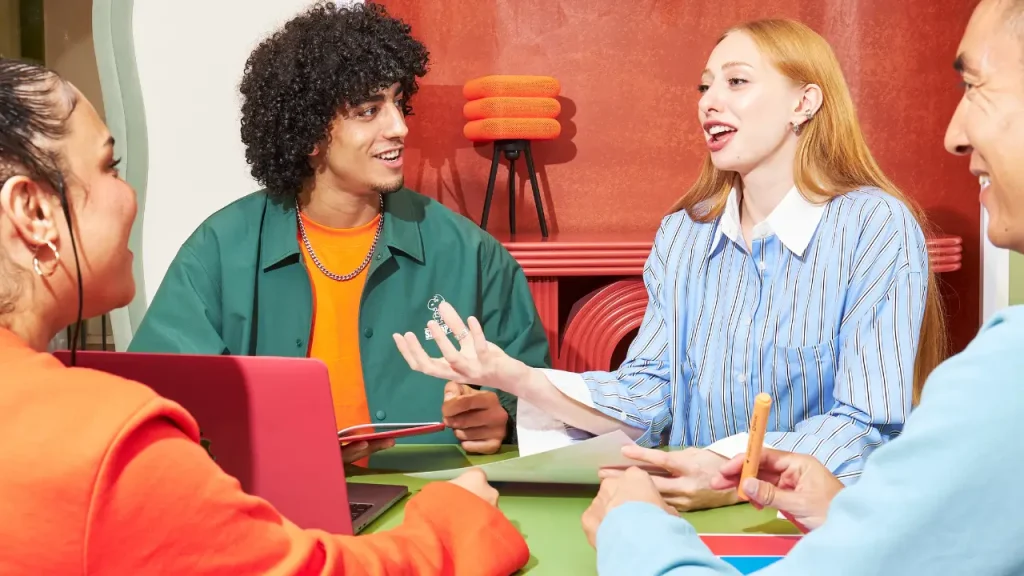 Equipe no trabalho mostrando engajamento de equipe
