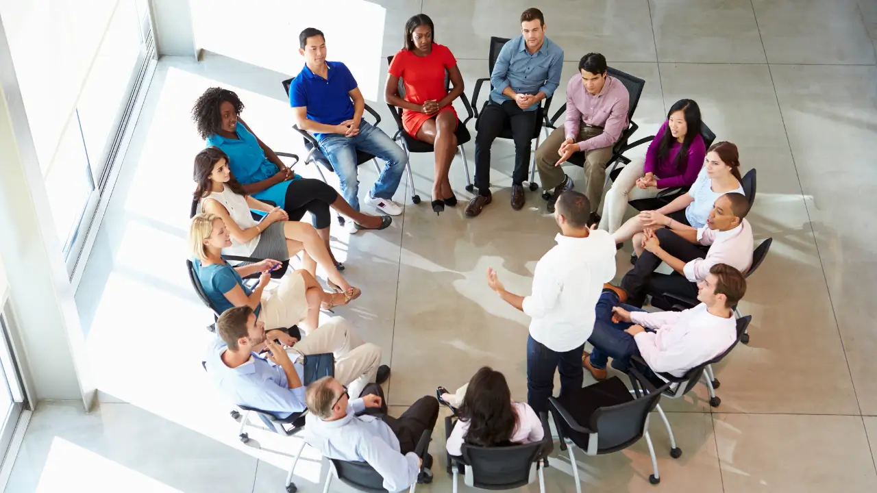 Colaboradores reunidos para discutir cultura corporativa.