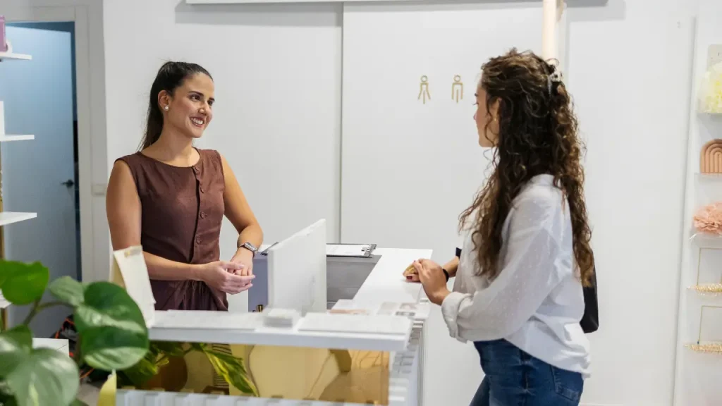 Duas colaboradoras conversando nos corredores da empresa.