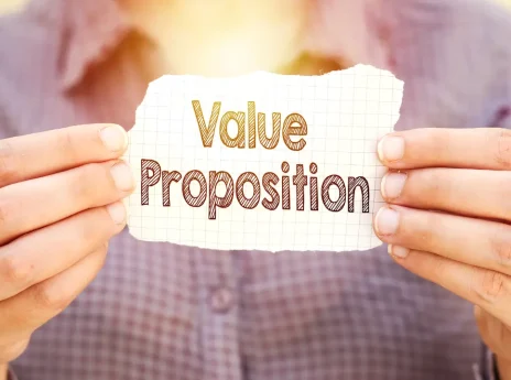 Pessoa com papel escrito value proposition