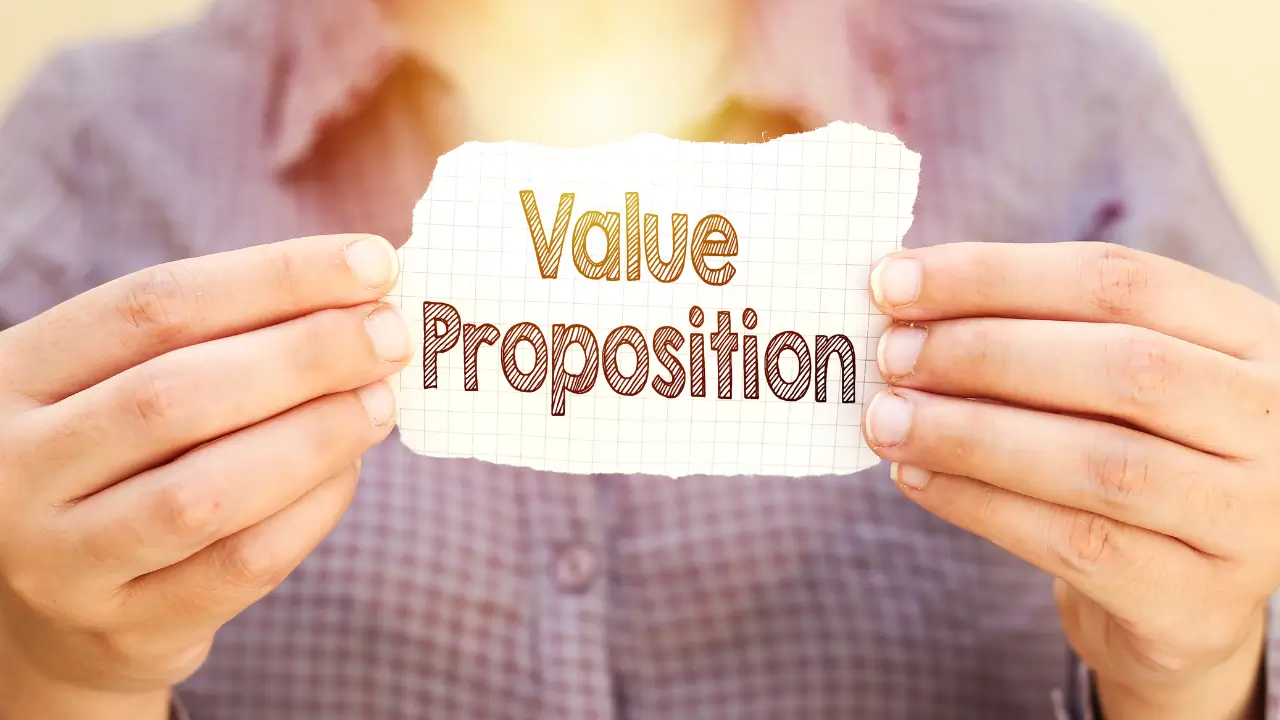 Pessoa com papel escrito value proposition