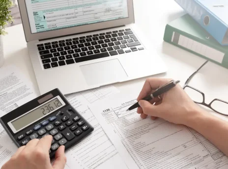 Pessoa com notebook e calculadora