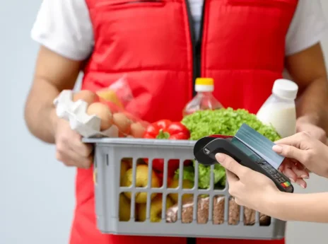 Pessoa com cesta de produtos!