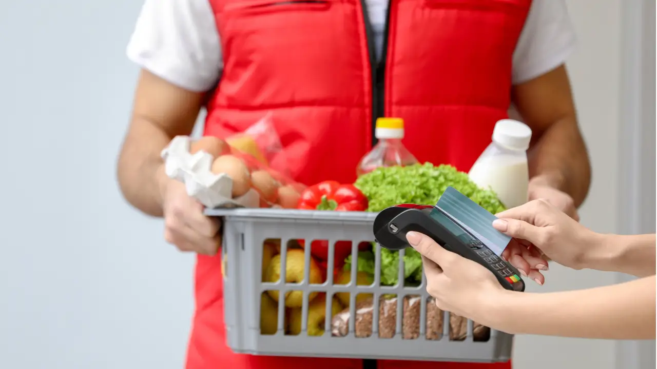 Pessoa com cesta de produtos!