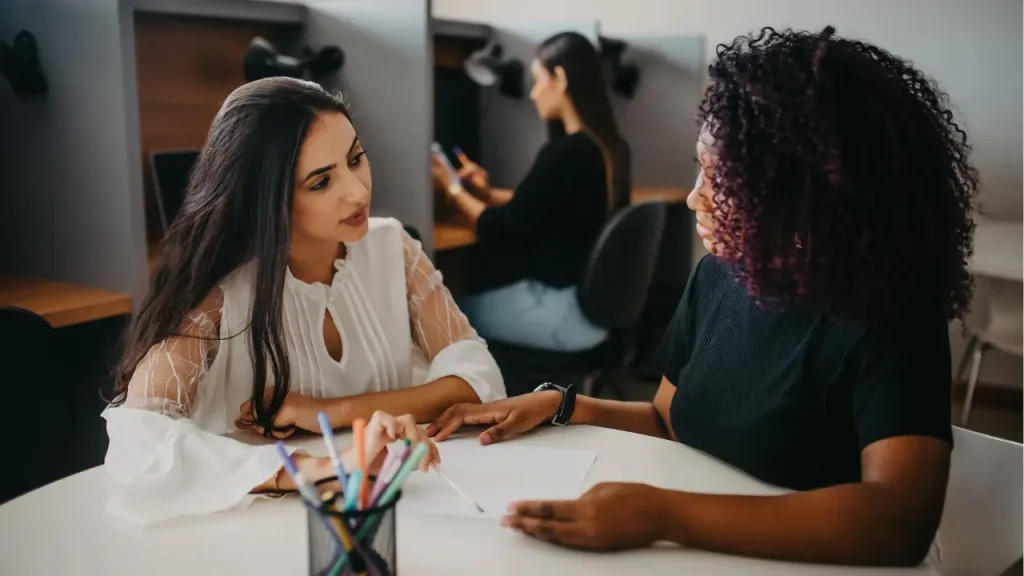 Duas colaboradoras conversando
