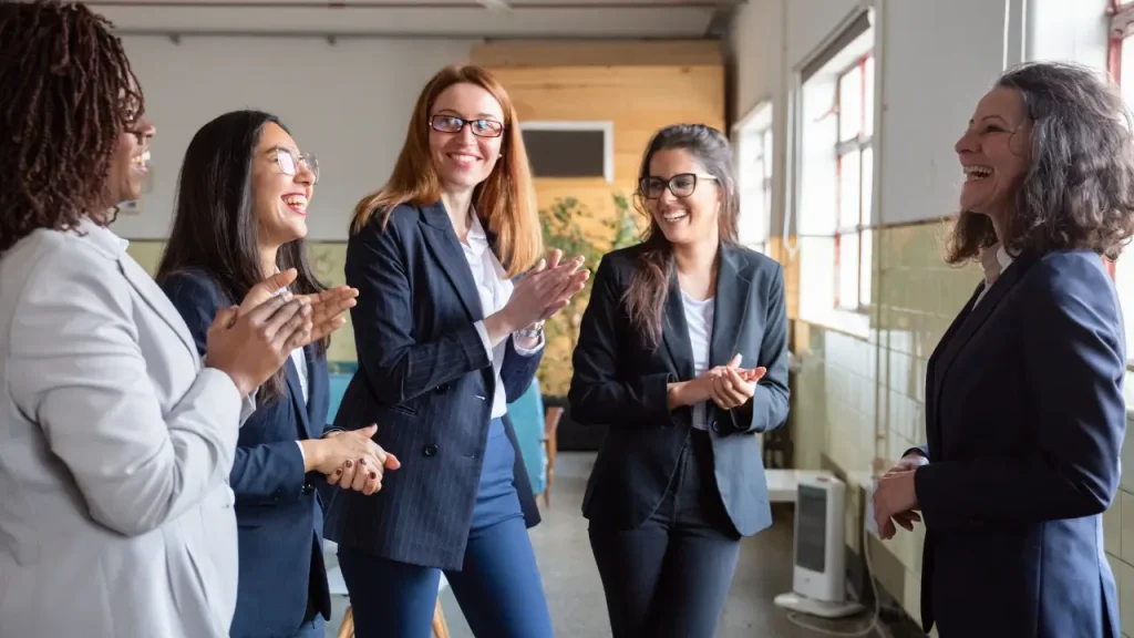 Reunião de mulheres em empresa