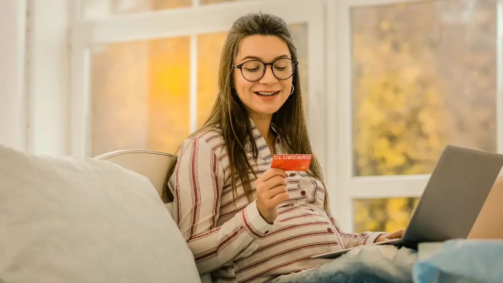 Mulher vendo o telefone