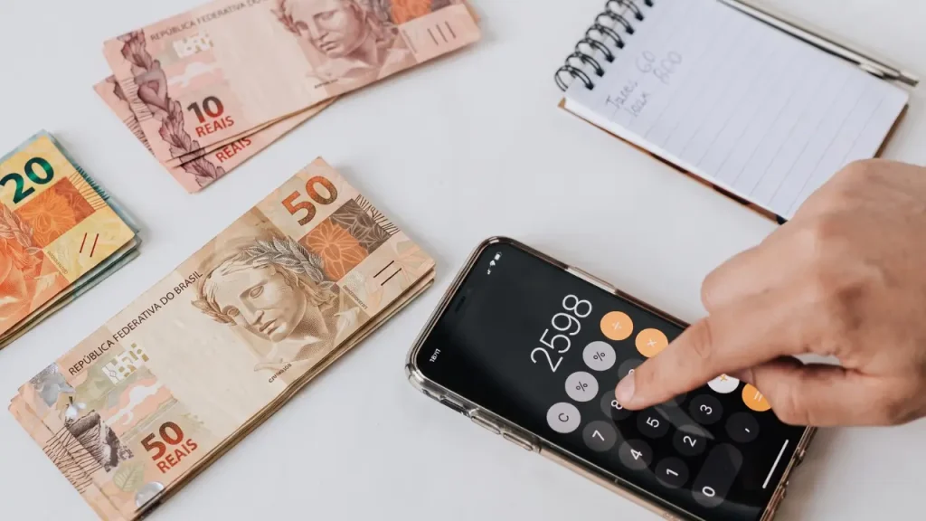 calculadora e cédulas de dinheiro