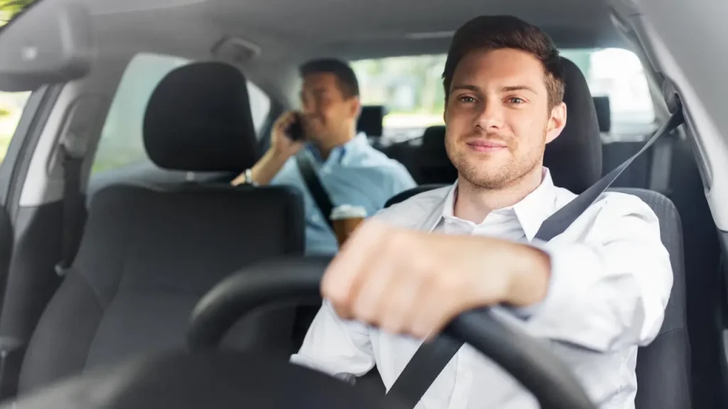 Homem em uber usando vale mobilidade