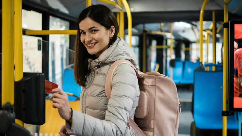 Mulher em ônibus usando vale transporte